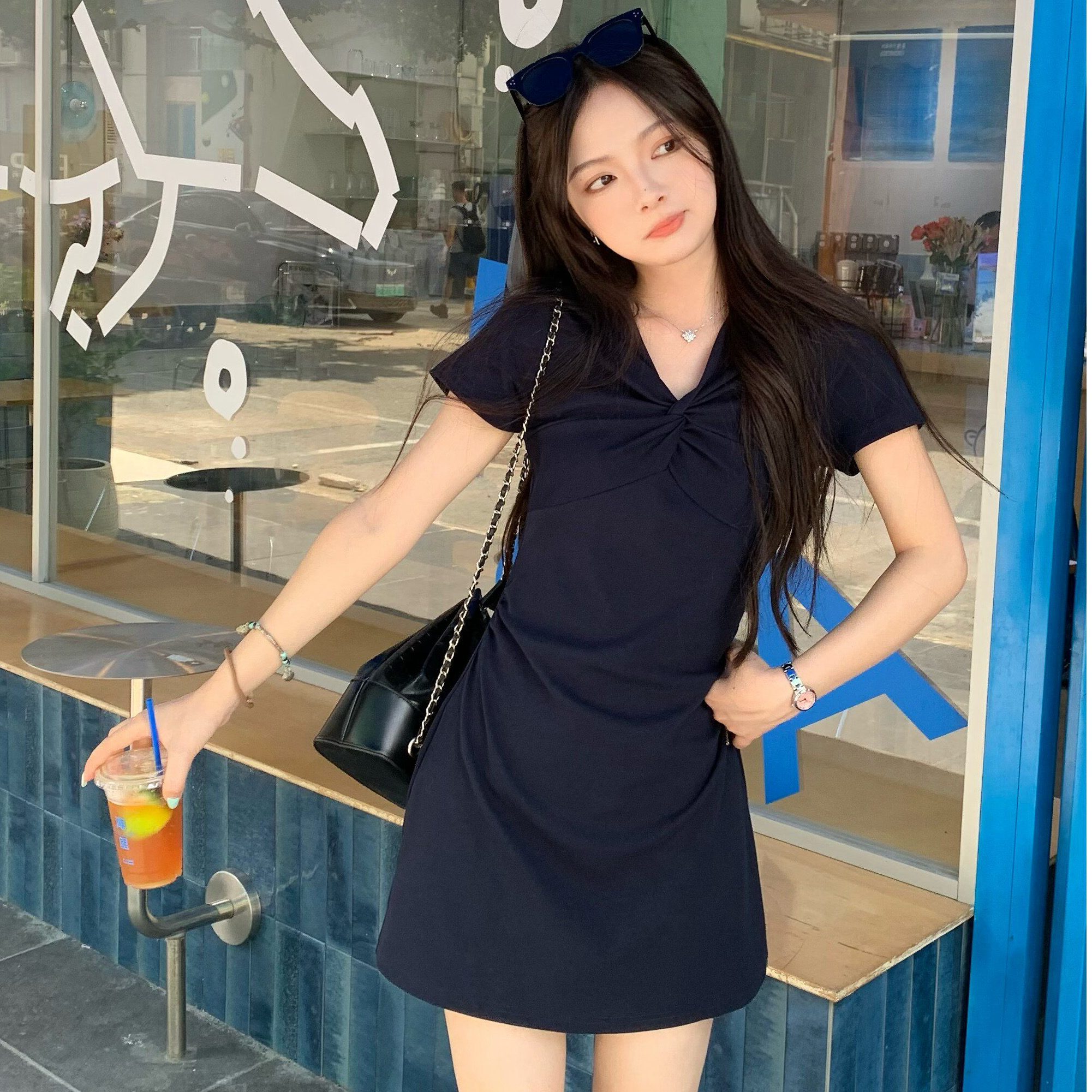 260 그램 사람들 면 2026 봄 새로운 레트로 비틀림 V넥 허리 수축 몸매 가꾸기 여성용 짧은 소매 여성 드레스