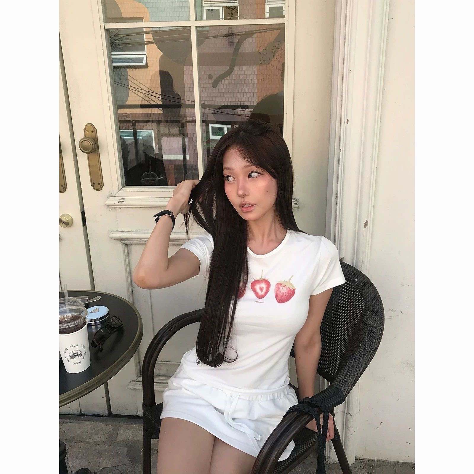 한 부서 재미있는 딸기 프린트 긍정적 인 어깨 반팔 티셔츠 여성 몸매 가꾸기 슬림해 보이는 허리 수축 디자인 센스 고급 화이트 맨위