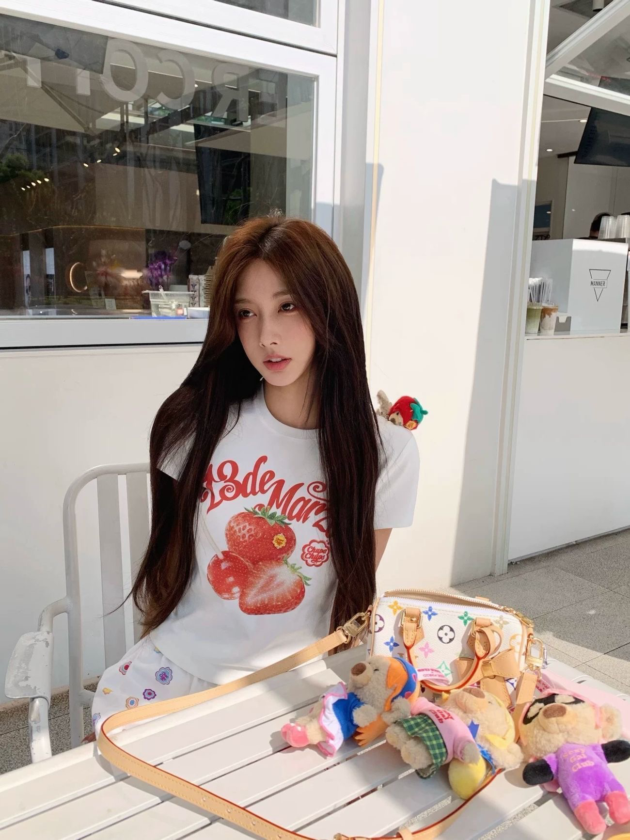 한 부서 ins 딸기 알파벳 프린트 긍정적 인 어깨 반팔 티셔츠 여성 여름 새로운 디자인 센스 핫걸 몸매 가꾸기 화이트 맨위