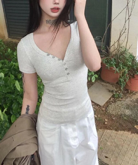 리브 크림 황색 V넥 반팔 티셔츠 여성 여름 한 부서 ins 몸매 가꾸기 슬림해 보이는 디자인 센스 다용도 핫걸 맨위