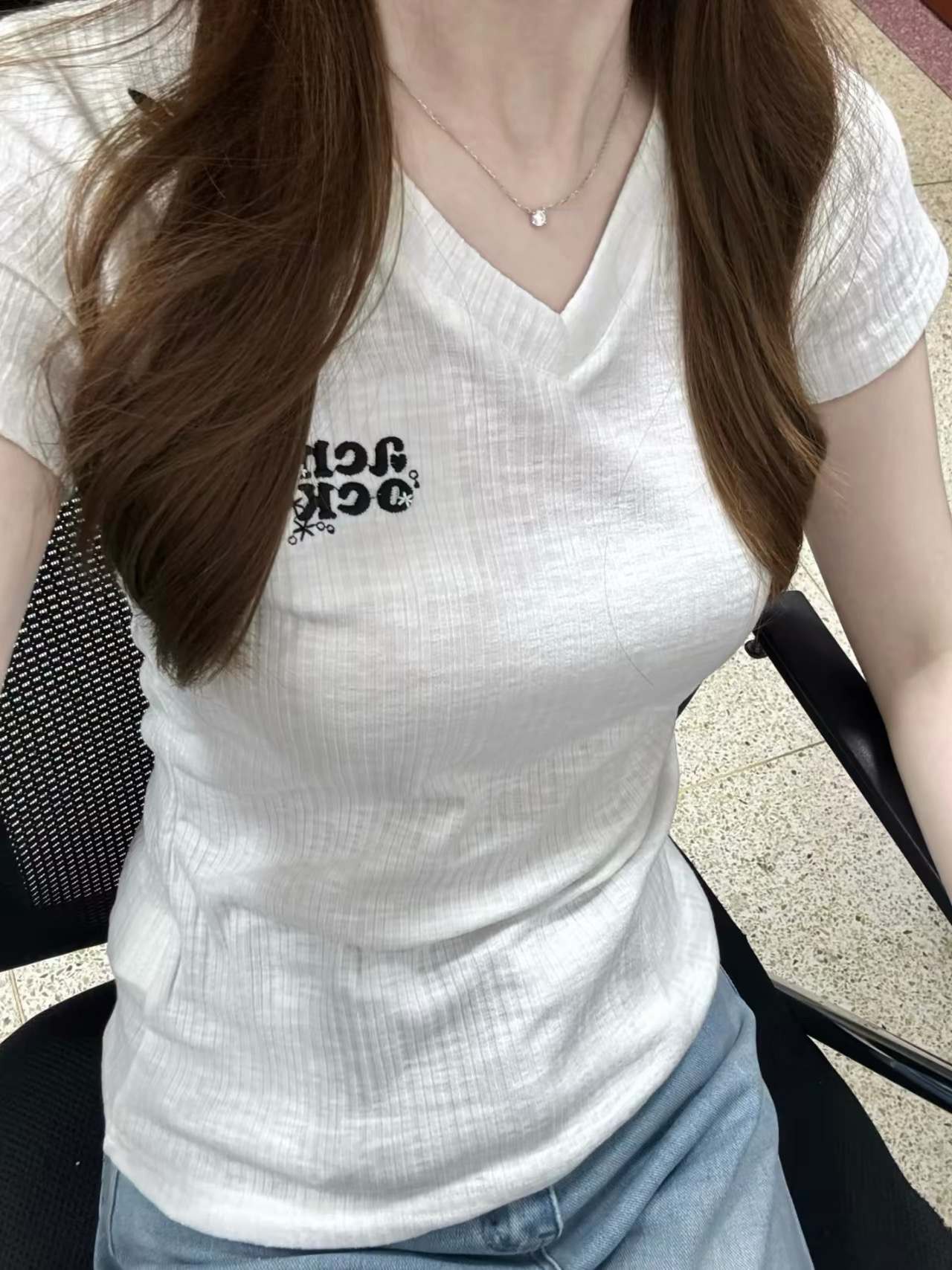여름 핫걸 반팔 티셔츠 여성 아메리칸 V넥 질감 곡물 자수 알파벳 몸매 가꾸기 허리 수축 캐주얼 기본 셔츠 맨위