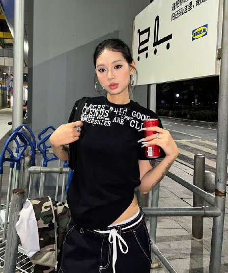아메리칸 레트로 알파벳 프린트 긍정적 인 어깨 반팔 티셔츠 여성 여름 높음 거리 루즈핏 캐주얼 다용도 기본 셔츠 맨위