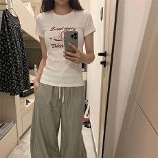 批发洋气<b class='q'>个性</b>字母爱心印花圆领上衣潮流修身版型日常穿搭减龄百搭<b class='q'>T</b><b class='q'>恤</b>