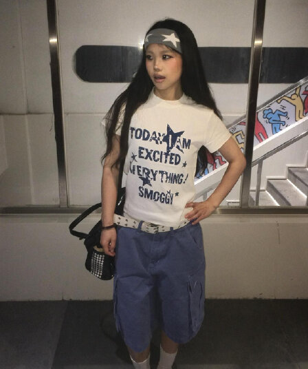 아메리칸 레트로 캐주얼 바람 긍정적 인 어깨 반팔 티셔츠 2026 여름 몸매 가꾸기 슬림해 보이는 여성 라운드 넥 알파벳 프린트 맨위
