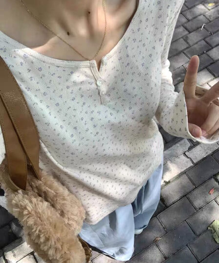 달콤한 핫걸 긴팔 긍정적 인 어깨 티셔츠 여성 가을 겨울철 몸매 가꾸기 슬림해 보이는 bm 바람 인사이드 가져 가라. 기본 셔츠 작은 꽃무늬 맨위 봄