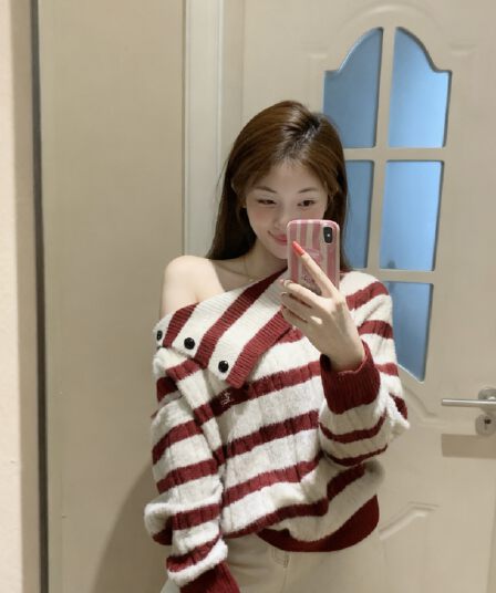 실사 정가 한 부서 비스듬한 어깨 패션 스트라이프 스웨터 루즈핏 맨위