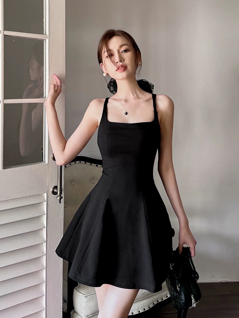 얕은 천 조정 키 큰 남자 한 마디 미니 스커트 봄 여름 광장 칼라 하이웨이스트 슬림해 보이는 품격 신축성 허리 수축 작은 검은 드레스 슬립 드레스