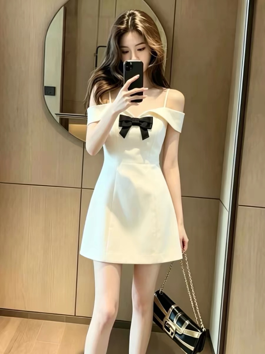 작은 키 슬립 드레스 여성 의류 여름 새로운 프랑스식 바람 디자인 나비 매듭 허리 수축 연령 감소 오프숄더 치마