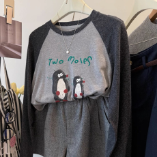 批发<b class='q'>韩国</b>两只小鼹鼠 减龄插肩袖卡通印花百搭宽松长袖t恤女休闲上衣