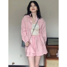批发多巴胺粉色休闲运动套装女夏洋气减龄轻薄防晒衬衫高腰短裤两件套