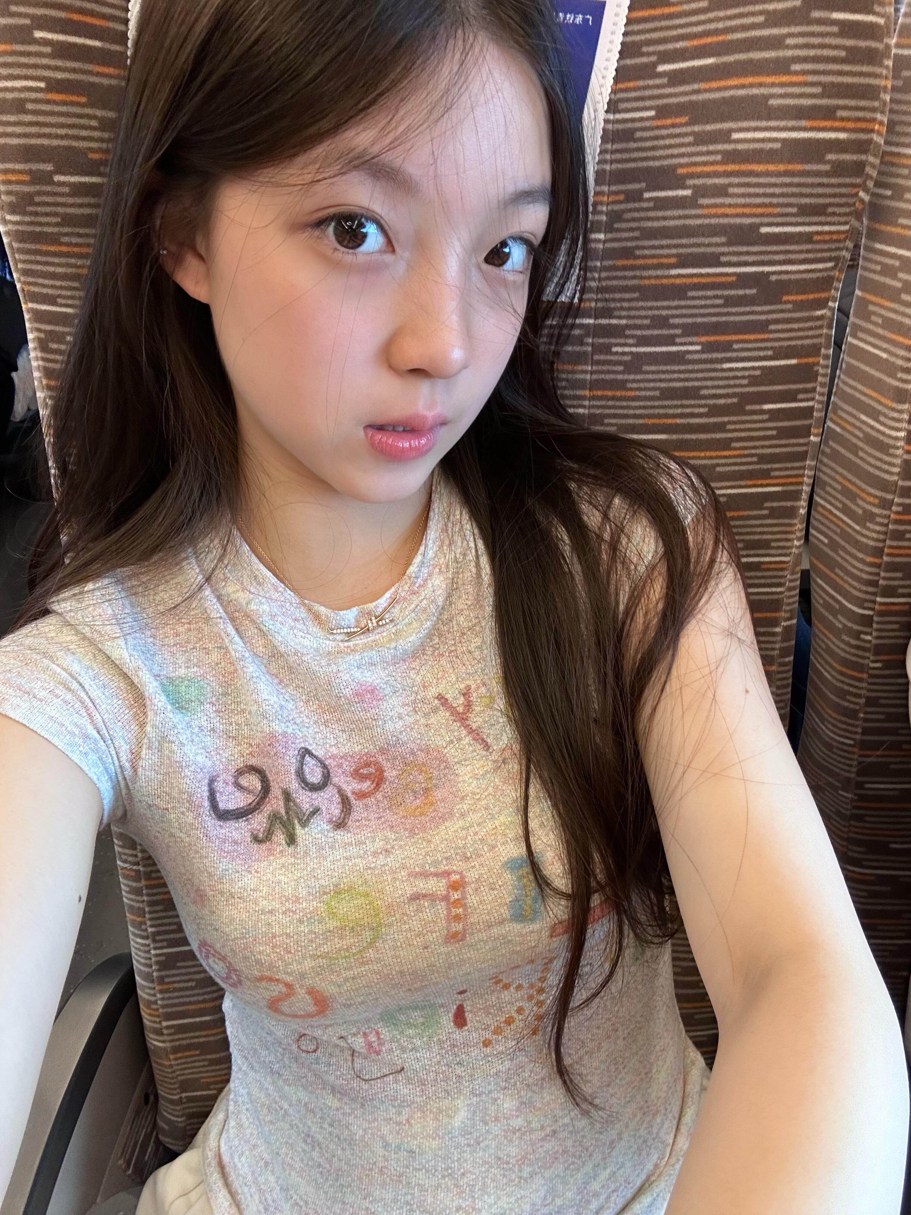 광저우 150그램 무지개 마 얇은 스타일 통기성 재미있는 낙서 색상 실 맨위 여성 여름 몸매 가꾸기 프린트 반팔