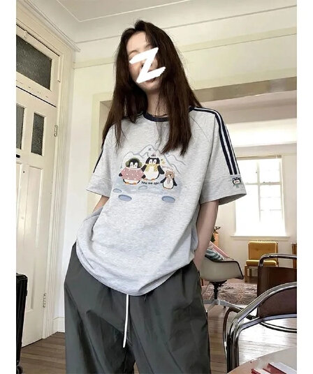 220g 순면 리브 네클라인 이후 테두리 3개 바 만화 자수 반팔 티셔츠