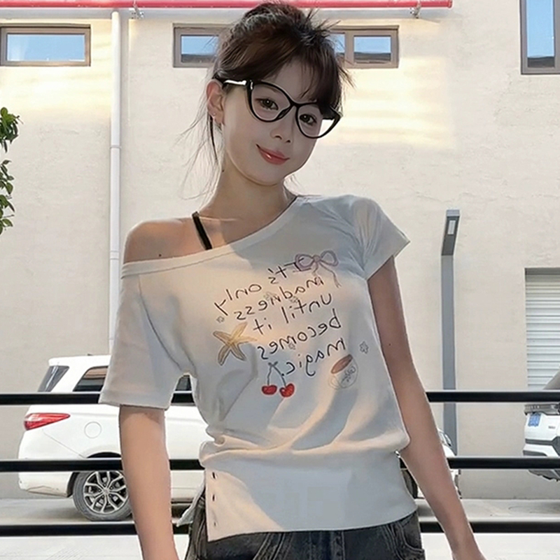 비스듬한 어깨 반팔 여성 여름 낙서 프린트 밑단 트임 핫걸