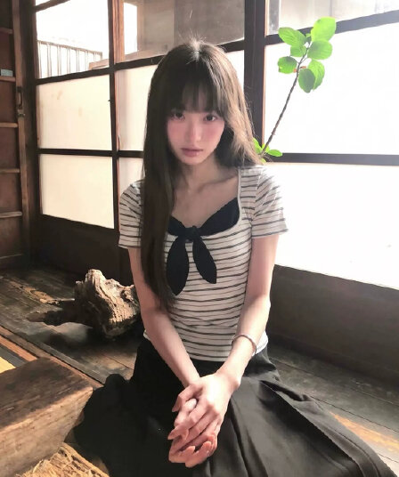핫걸 섹시함 화이트 스트라이프 광장 칼라 나비 매듭 반팔 2026 여름 고급 센스 몸매 가꾸기 슬림해 보이는 맨위