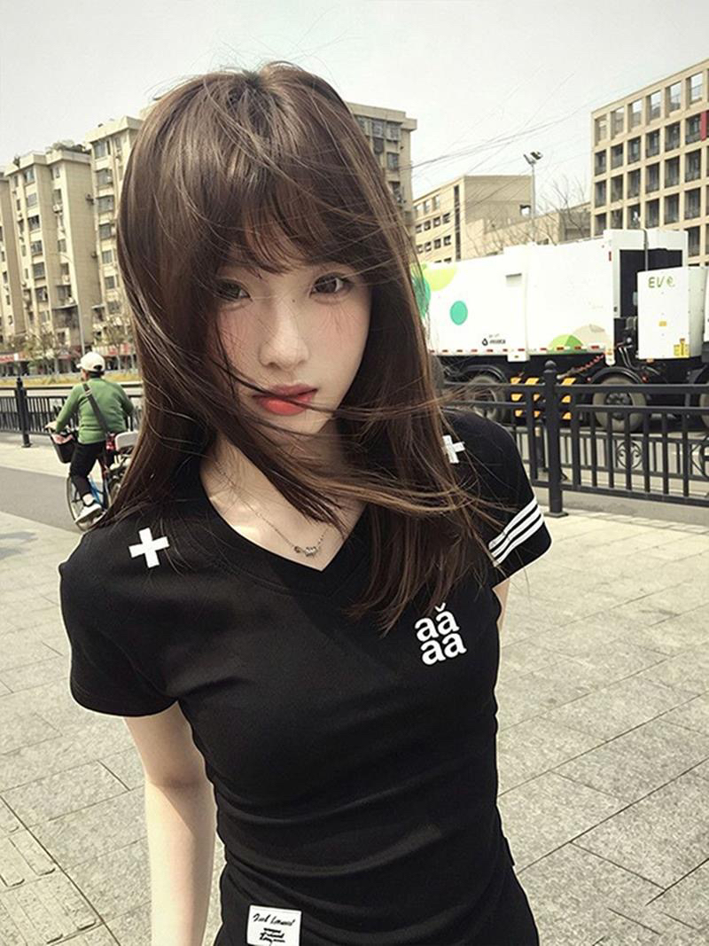 아메리칸 핫걸 바람 검정색 V넥 반팔 티셔츠 여성 여름 몸매 가꾸기 허리 수축 디자인 센스