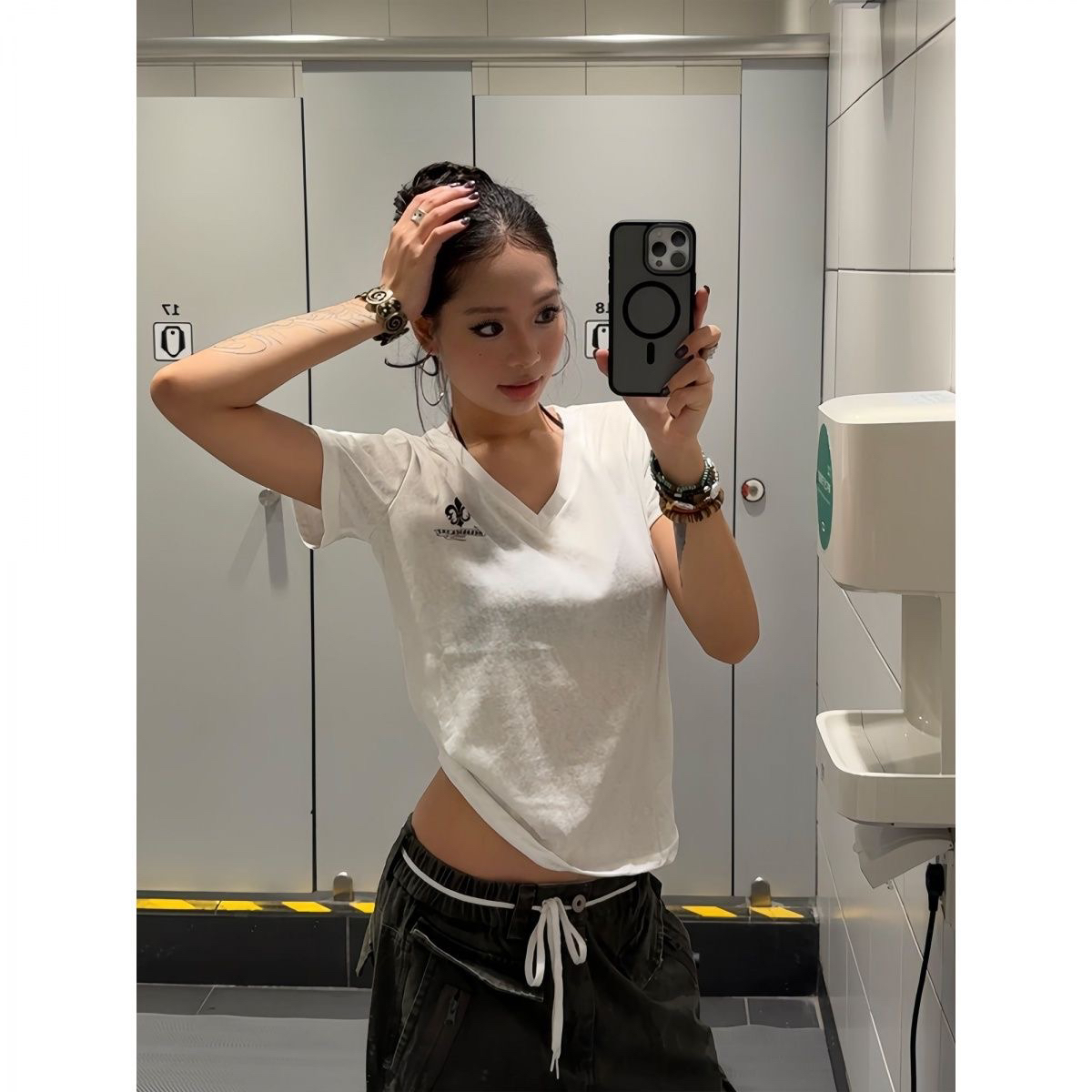 뒤로 알파벳 프린트 V넥 반팔 루즈핏 기본 셔츠 맨위 여성