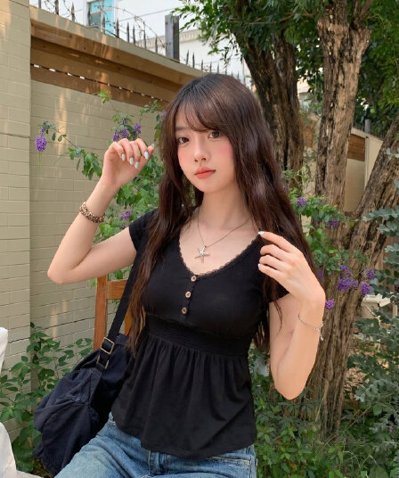 라이 경기 서울 디자인 센스 레이스 조각 V넥 여성 여름 단추 반팔 티셔츠 허리 수축 주름 허리 수축 검정색 맨위
