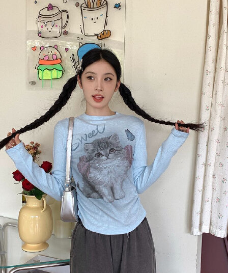 핫걸 파란색 긴팔 티셔츠 여성 가을 새로운 귀여운 새끼 고양이 프린트 디자인 센스 몸매 가꾸기 슬림해 보이는 쇼트 스타일 맨위