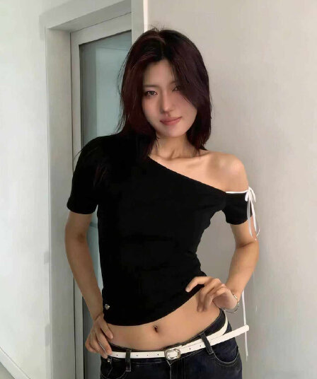 210 그램 40 좋은 면 1 1 여름 핫걸 비스듬한 어깨 반팔 티셔츠 여성 디자인 센스 검정색 맨위