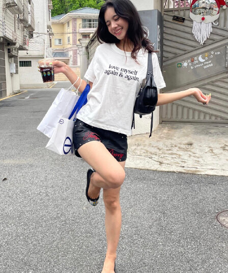 아메리칸 레트로 순면 몸매 가꾸기 긍정적 인 어깨 라운드 넥 프린트 반팔 티셔츠