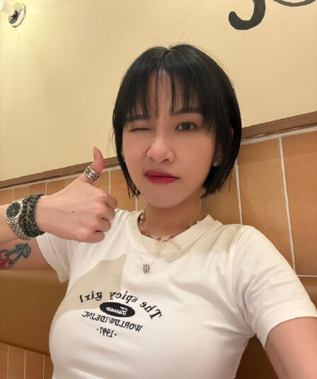 아메리칸 레트로 순면 몸매 가꾸기 긍정적 인 어깨 라운드 넥 프린트 반팔 티셔츠