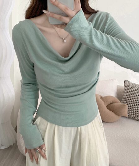 비스듬한 칼라 오프숄더 긴팔 티셔츠 여성 초기 봄 아름다운 품격 기본 셔츠 슬림해 보이는 인사이드 가져 가라. 달콤한 매운맛 오프숄더 맨위