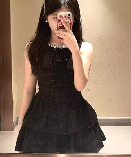 부유 한 가족 천 골드 작은 샤넬 스타일 좋은 플래시 허리 수축 여성 드레스 여름 생일 예복 고급 센스 민소매 케이크 작은 검은 드레스