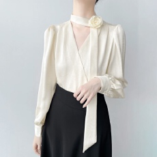 批发2026秋季玫瑰胸花飘带<b class='q'>衬衫</b>女新款<b class='q'>职业</b>通勤<b class='q'>衬衣</b>法式气质V领上衣