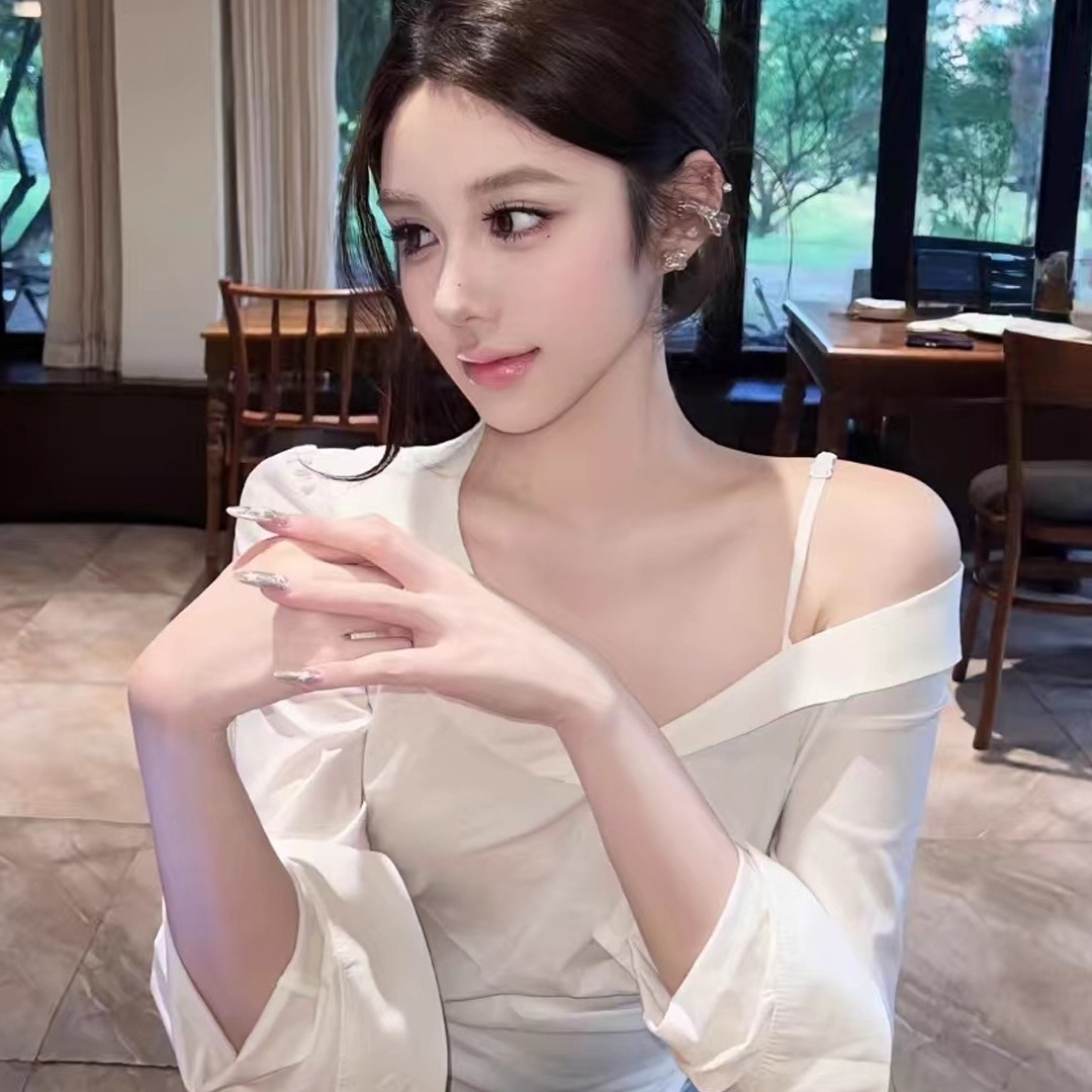 쉬 妍 같은 단락 2026 봄 새로운 프랑스식 부드러운 바람 십자가 V넥 오프숄더 셔츠 섹시함 주름 맨위 여성
