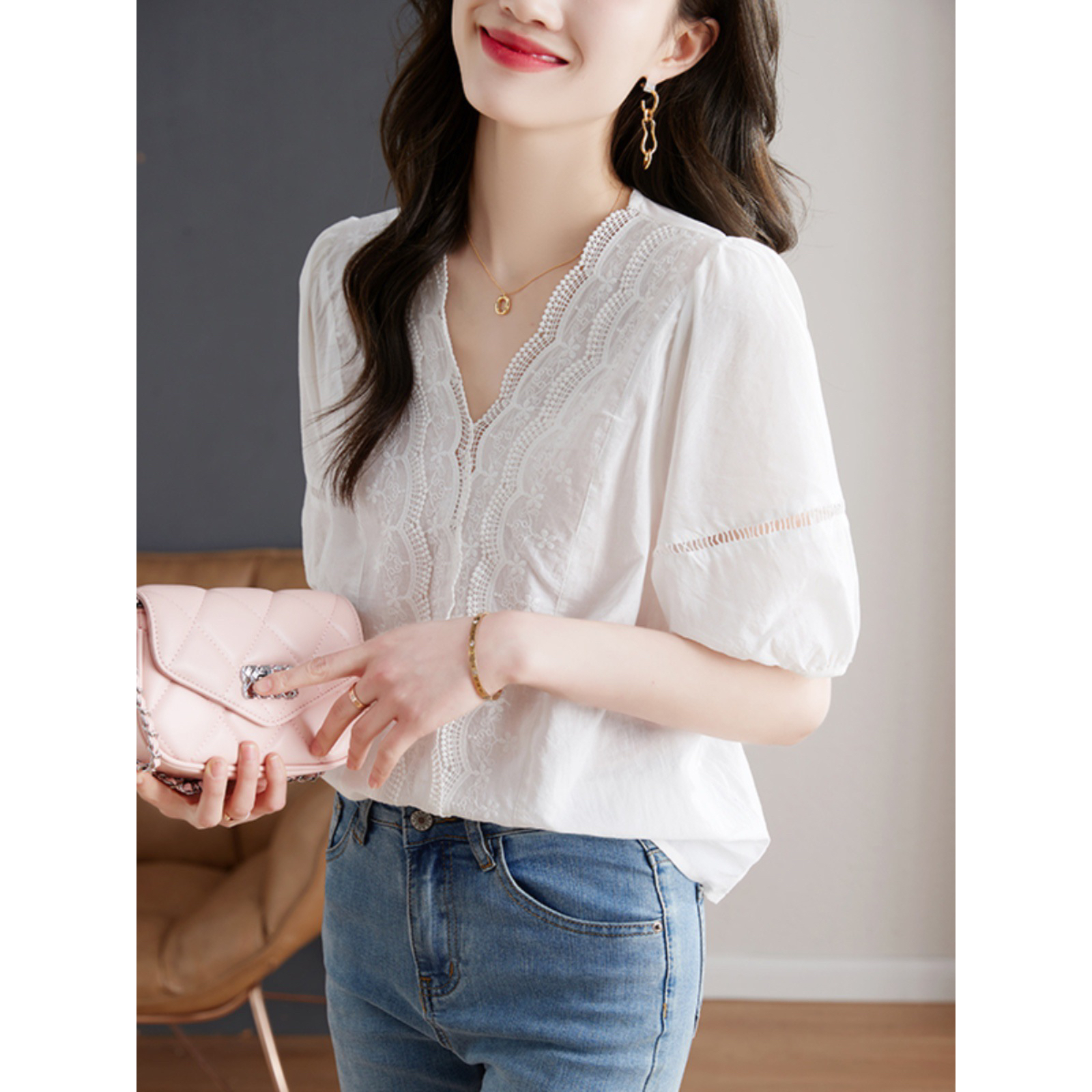 프랑스식 V넥 레이스 자수 화이트 여성 셔츠 여름 드레스 새로운 얇은 스타일 표지 배 반팔 맨위 외국 가스 작은 셔츠