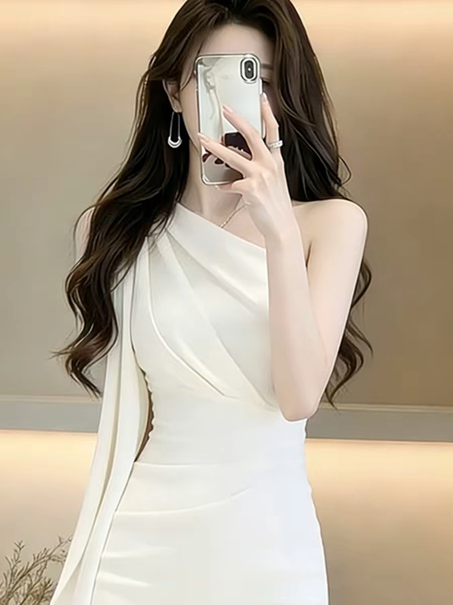 품격 명문 여성 화이트 비스듬한 어깨 드레스 2026 여름 참석 중요 경우 그레이트 봐라. 프랑스식 꼬집기 허리 치마