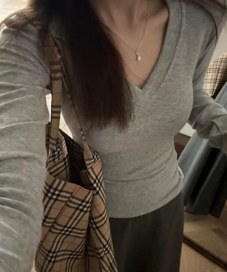 밝은 회색 색상 V넥 긍정적 인 어깨 긴팔 티셔츠 여성 작은 대중 레트로 chic 슬림해 보이는 꼬집기 허리 가을 새로운 기본 셔츠 인사이드 가져 가라.