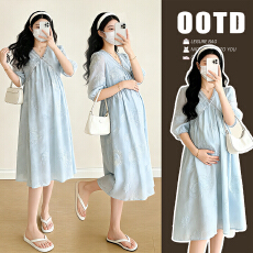 批发实拍孕妇2026夏季新款光泽感仙气刺绣蓝色法式V领花边压褶<b class='q'>连衣裙</b>