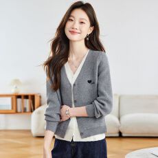 批发2025春秋羊毛针织外套洋气外搭上衣设计感拼色假两件毛衣开衫女