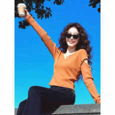 批发多巴胺风假两件V领针织衫女秋冬季<b class='q'>新款</b>长袖休闲保暖设计感<b class='q'>毛衣</b>潮