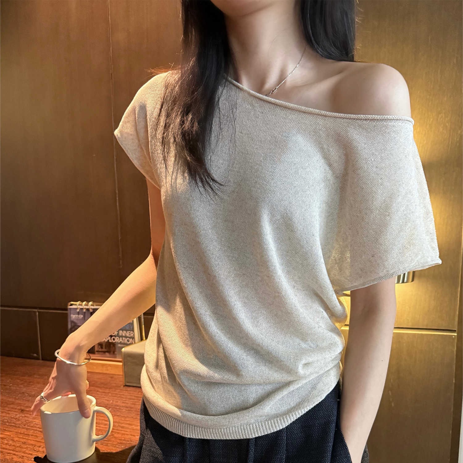 캐주얼 인기 아름다운 볼륨 측면 비스듬한 칼라 반팔 니트 스웨터 여성 2026 여름 새로운 자이언트 잘 생긴 ~ 중 슬림해 보이는 맨위
