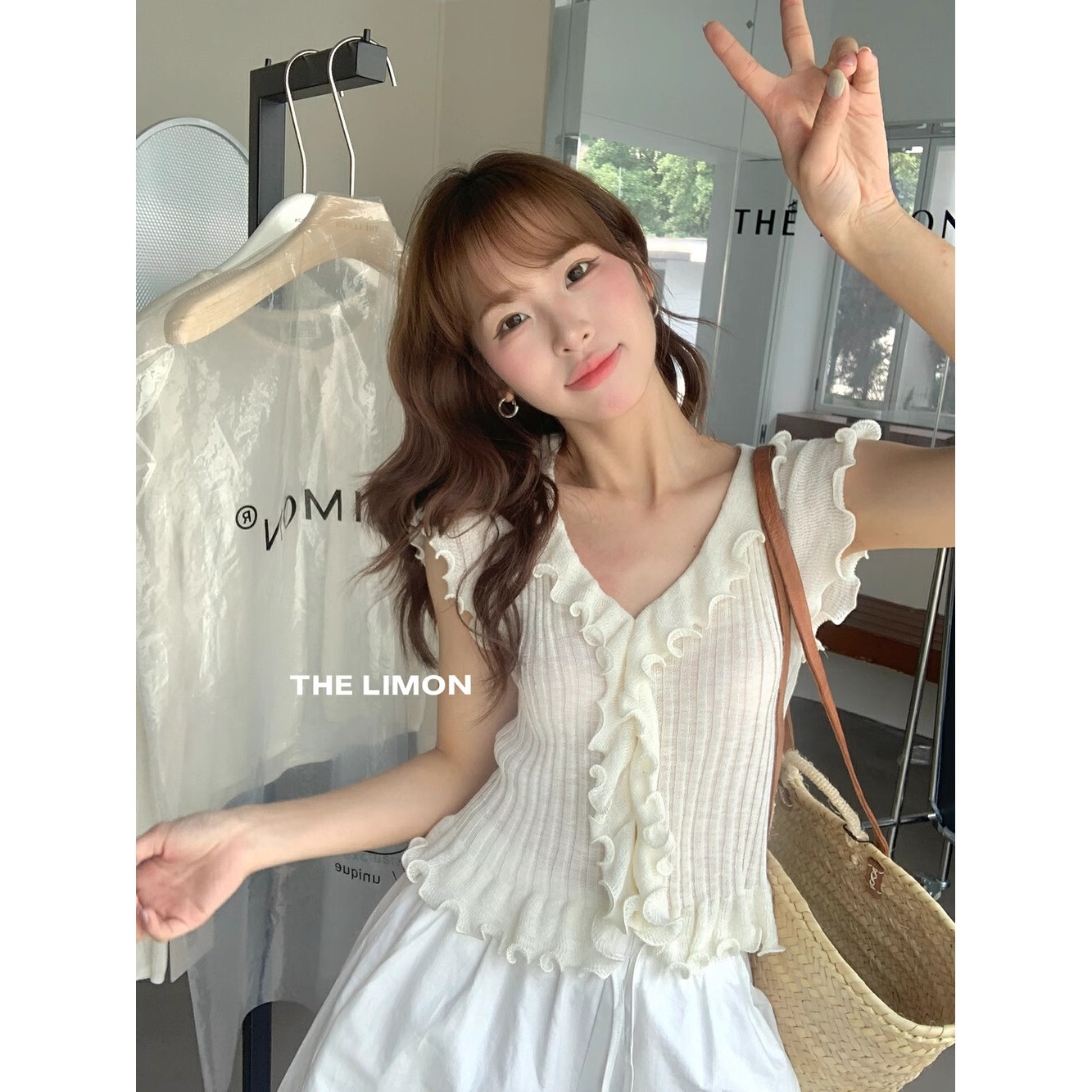 FA35730# 夏季设计感小心机木耳边V领短袖针织衫上衣女 服裝批發女裝批發服飾貨源