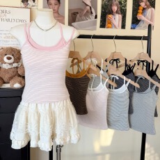 批发多巴胺假两件条纹美背吊带<b class='q'>背心</b>外<b class='q'>穿</b><b class='q'>打底</b>秋冬新款气质女带胸垫上衣