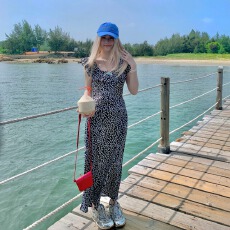 批发大码气质荷叶领黑碎花背心连衣裙旅游度假风显瘦淑女设计感长裙子