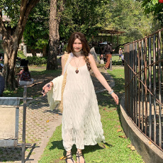 大码甜美温柔白色皱皱吊带裙夏三亚旅游度假沙滩长裙显白显瘦裙子