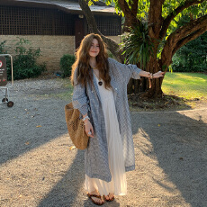 批发大码v领显白宽松遮肉<b class='q'>白色</b>吊带连衣裙夏高级仙女压褶大摆度假<b class='q'>长裙</b>