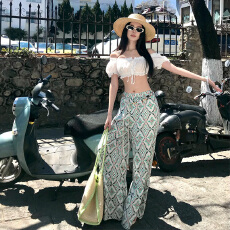 批发夏季辣妹短款上衣白色刺绣衬衣搭配高腰阔腿裤<b class='q'>套装</b>海边<b class='q'>休闲</b>穿搭