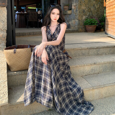 批发复古格纹无袖<b class='q'>连衣</b>裙女夏高腰显瘦海边度假风荡领<b class='q'>长裙</b>套装