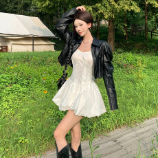 批发千禧古早风穿搭复古辣妹白色收腰<b class='q'>连衣裙</b>女<b class='q'>花苞</b>吊带裙搭配黑色皮衣