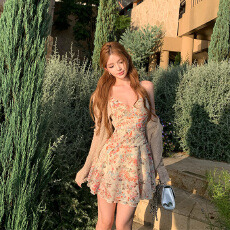 批发南法度假风碎花吊带裙套装女夏V领露背短裙搭配防晒外套度假出片
