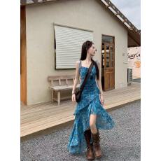 批发度假风<b class='q'>复古</b>碎花吊带连衣裙女夏季设计感不规则<b class='q'>长裙</b>收腰显瘦A字裙