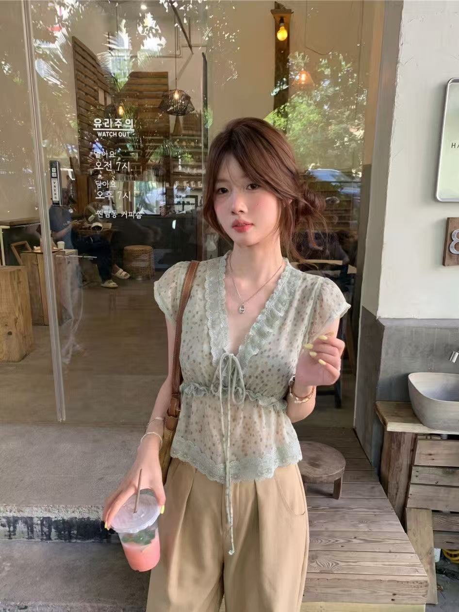 프랑스식 V넥 레이스 티셔츠 여성 여름 밝은 녹색 반팔 몸매 가꾸기 디스플레이 작은 날다 소매 맨위 외출용 도파민 폭발