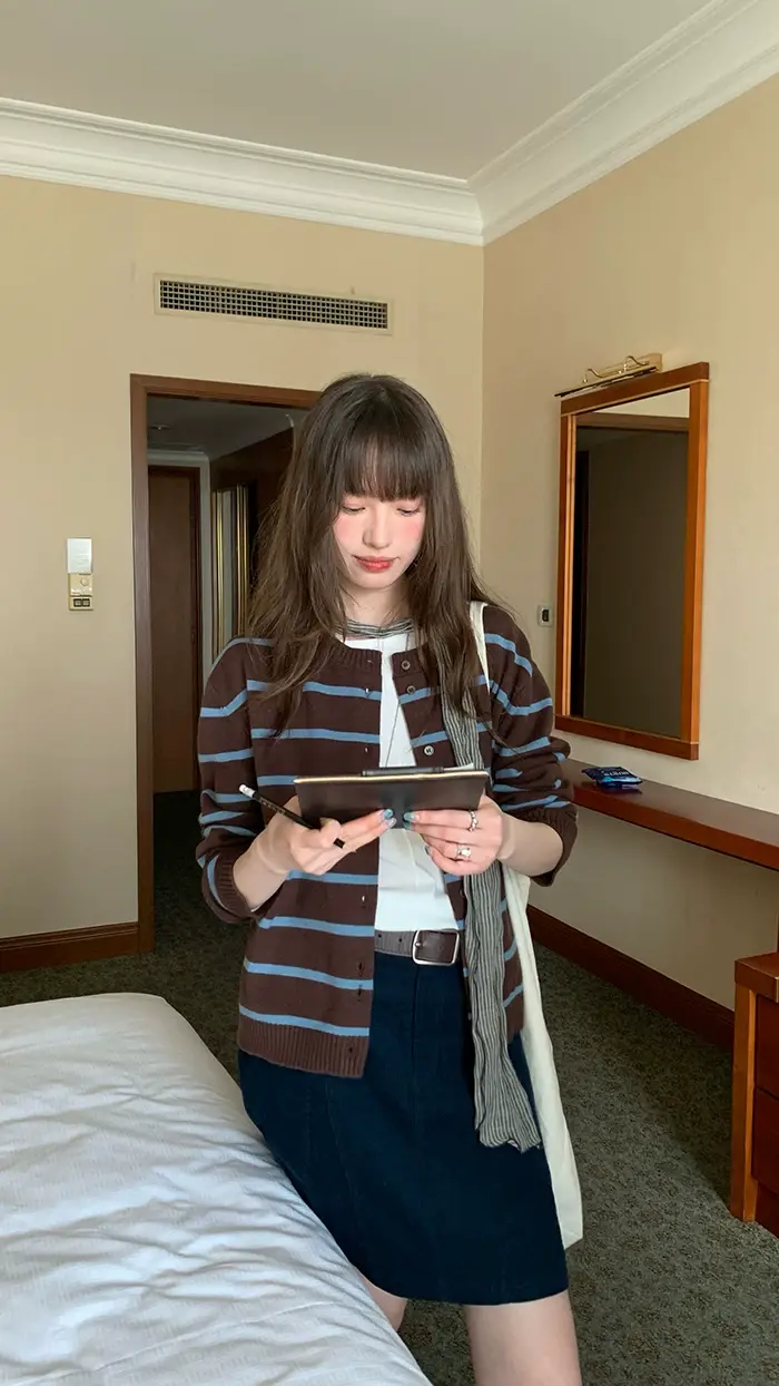 스트라이프 배색 라운드넥 니트 가디건 상세 이미지 28