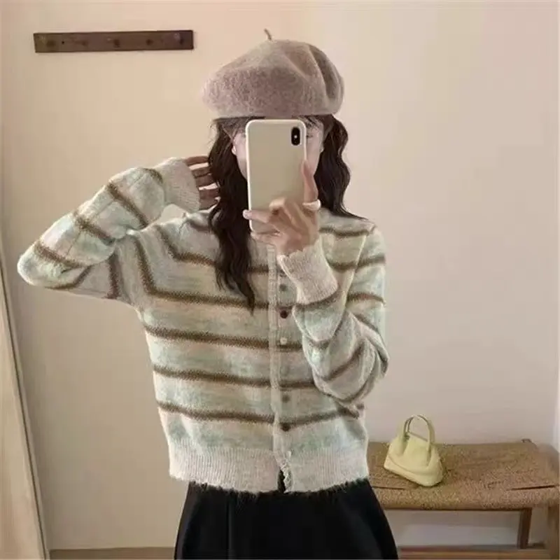 레트로 스트라이프 니트 가디건 상세 이미지 3