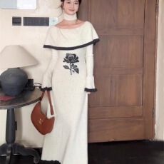 批发直接拿货 秋冬新款小香风针织连衣裙荷叶领花朵毛衣裙